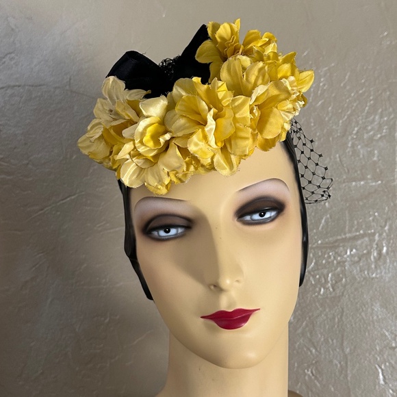 CHEERFUL 1930s\' BLACK FELT TILT HAT + YELLOW FABRIC FLOWERS main image 10